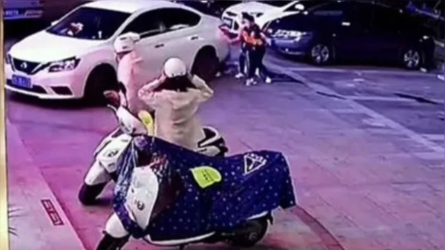 Imagem ilustrativa da notícia Vídeo: mãe age rápido e impede que criança seja esmagada