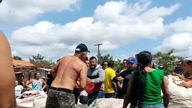 Imagem ilustrativa da notícia Vídeo: caminhoneiros batem boca durante bloqueio no Pará