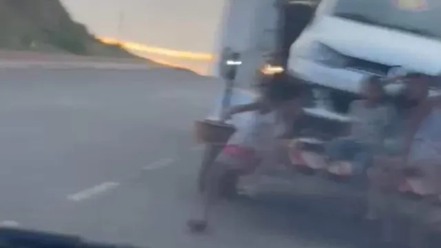 Imagem ilustrativa da notícia Vídeo:
criança cai de carreta onde “morcegava” no Pará