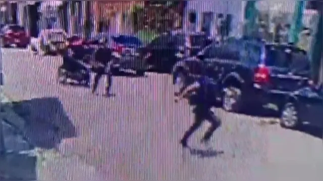 Imagem ilustrativa da notícia Vídeo:
homem corre mais que moto para não ser roubado