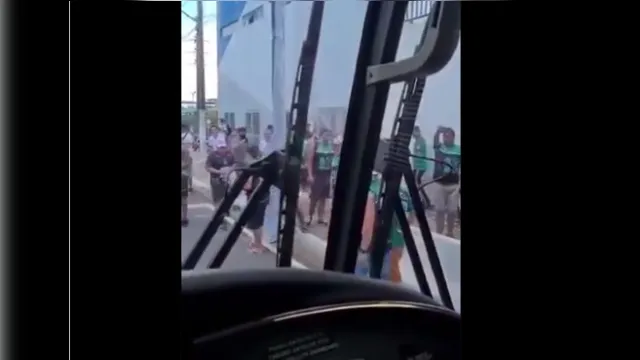 Imagem ilustrativa da notícia Vídeo: delegação do Botafogo-PB é recebida a pedradas no AM