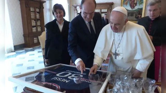 Imagem ilustrativa da notícia Premiê francês presenteia Papa com a camisa de Messi 