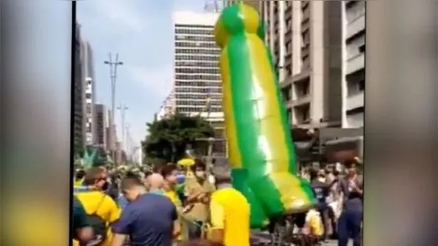 Imagem ilustrativa da notícia Bolsonaristas erguem "pênis" gigante durante ato em SP
