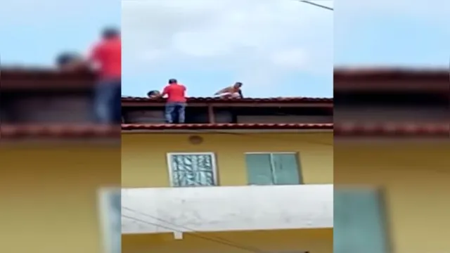 Imagem ilustrativa da notícia Vídeo: policial persegue 'ricardão' em telhado após flagra