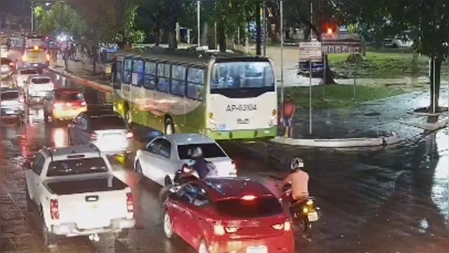 Imagem ilustrativa da notícia Chuva castiga Belém com alagamentos e falta de energia