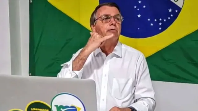 Imagem ilustrativa da notícia Bolsonaro esquece de ao vivo e "ensina" como receber propina