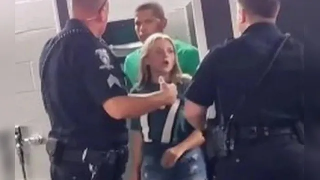 Imagem ilustrativa da notícia Vídeo: casal faz sexo no estádio durante o jogo e é preso