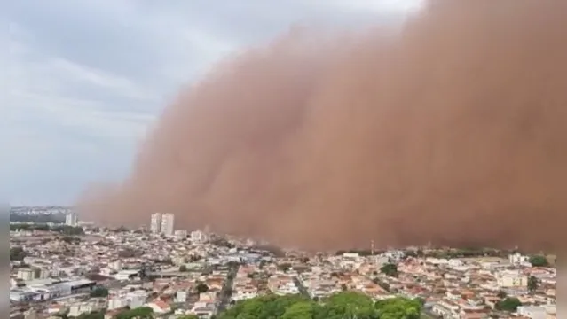 Imagem ilustrativa da notícia Vídeo:
nuvem de poeira “engole” cidade do interior de SP