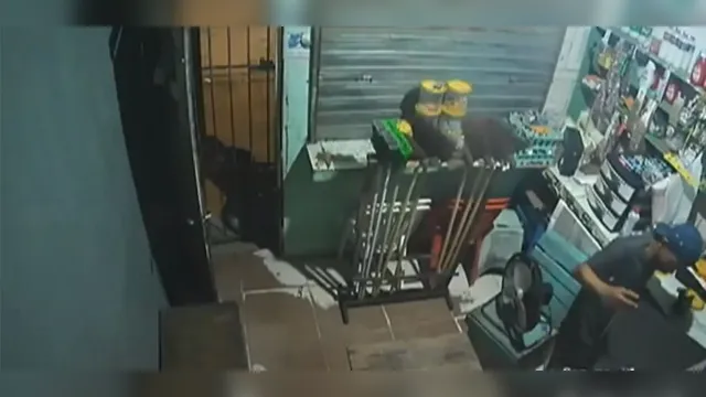 Imagem ilustrativa da notícia Vídeo:
dupla arromba taberna e furta objetos
