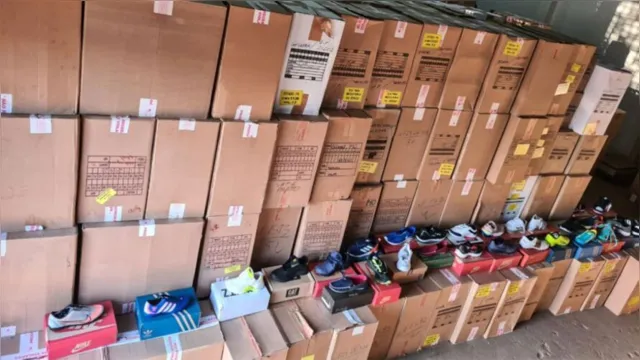 Imagem ilustrativa da notícia  Sefa apreende mais de 4.500 pares de sapatos falsificados