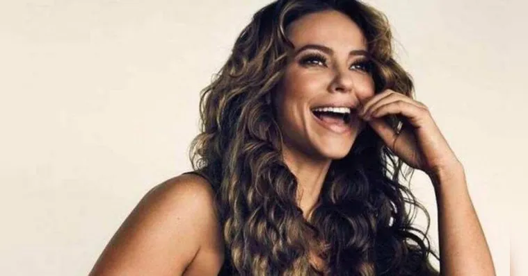Imagem ilustrativa da notícia Paolla Oliveira vai sem calcinha para show de namorado