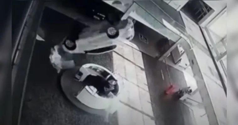 Imagem ilustrativa da notícia Imagens fortes! Carro cai sobre funcionárias; assista!
