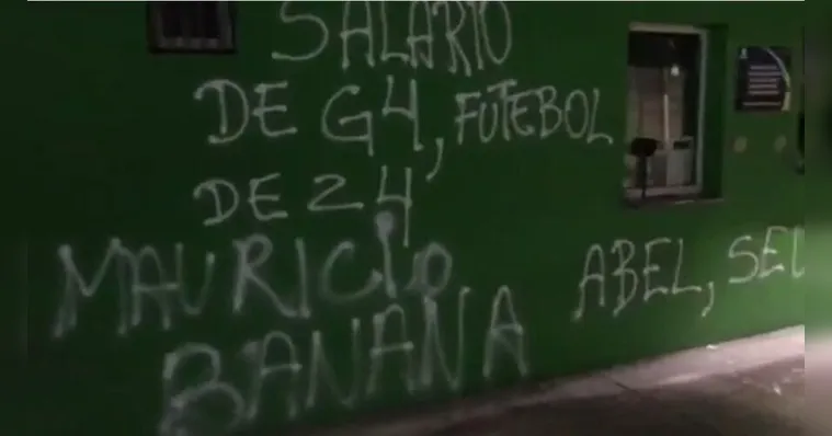 Imagem ilustrativa da notícia Torcida do Palmeiras picha muros do estádio após derrota