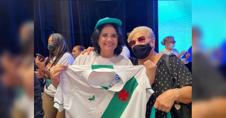 Imagem ilustrativa da notícia Ministra Damares recebe camisa da Tuna e torcida detona