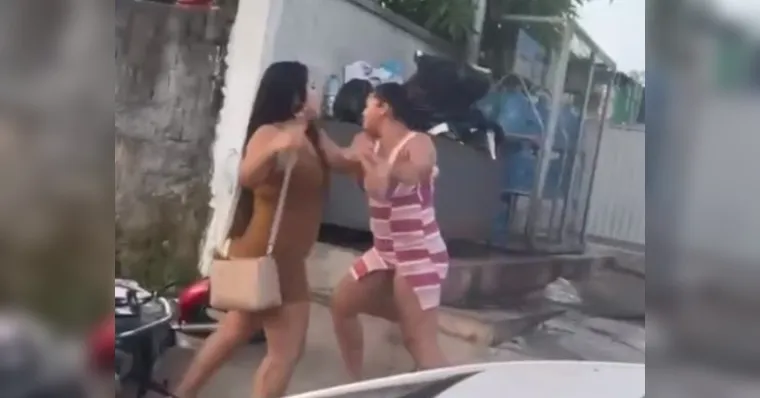 Imagem ilustrativa da notícia Vídeo: mulher destrói moto ao flagrar traição do namorado