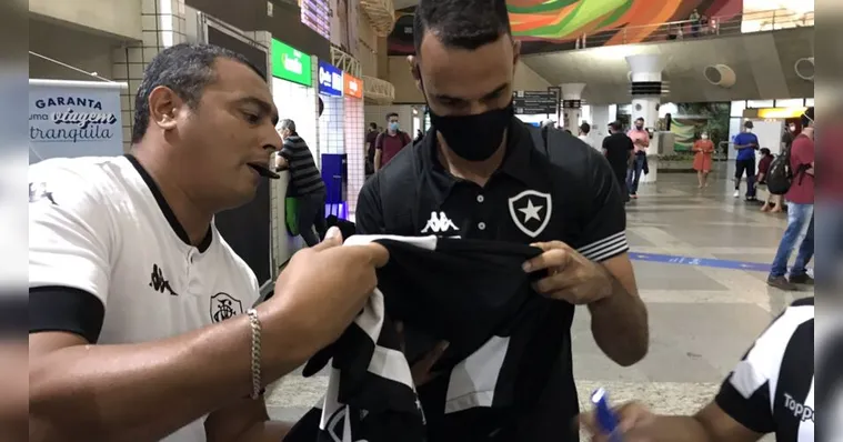 Imagem ilustrativa da notícia Com festa no aeroporto, Botafogo desembarca em Belém 