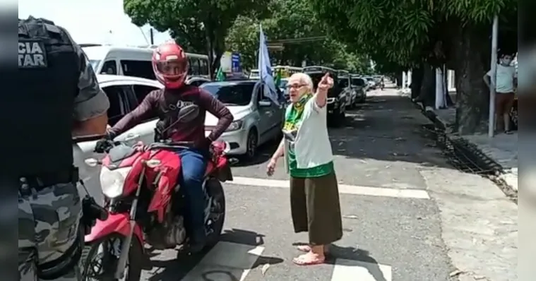 Imagem ilustrativa da notícia Idosa bolsonarista ameaça manifestantes em Belém; assista!