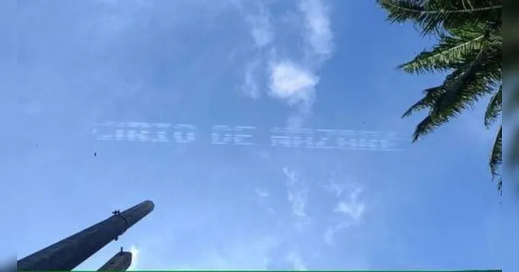 Imagem ilustrativa da notícia Vídeo: Esquadrilha da Fumaça escreve mensagem no céu