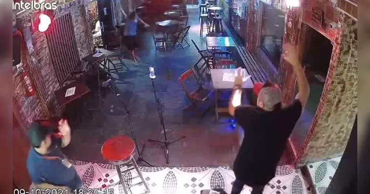 Imagem ilustrativa da notícia Militar atira em bar em busca de cartão que estava no bolso