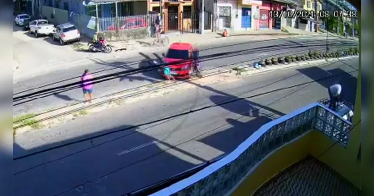 Imagem ilustrativa da notícia Vídeo: homem causa acidente, apanha e tem carro depredado 
