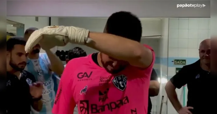Imagem ilustrativa da notícia Há 1 ano sem jogar, goleiro Elias se emociona ao ser titular