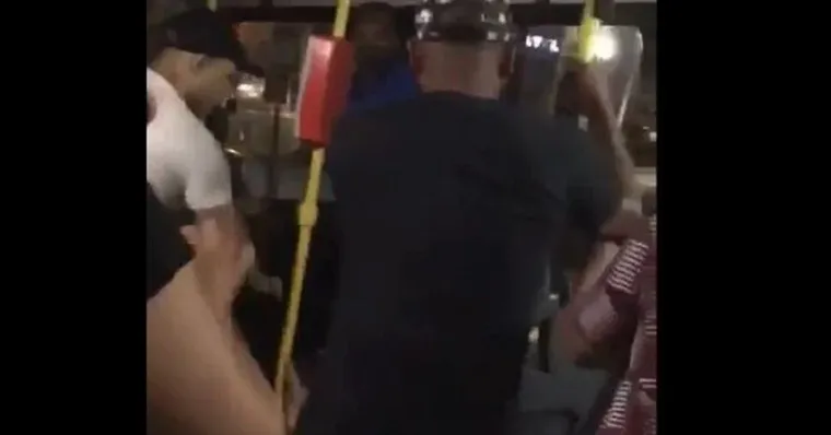 Imagem ilustrativa da notícia Vídeo: agressor de mulher é espancado dentro de ônibus
