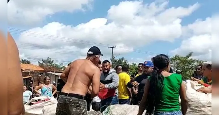 Imagem ilustrativa da notícia Vídeo: caminhoneiros batem boca durante bloqueio no Pará