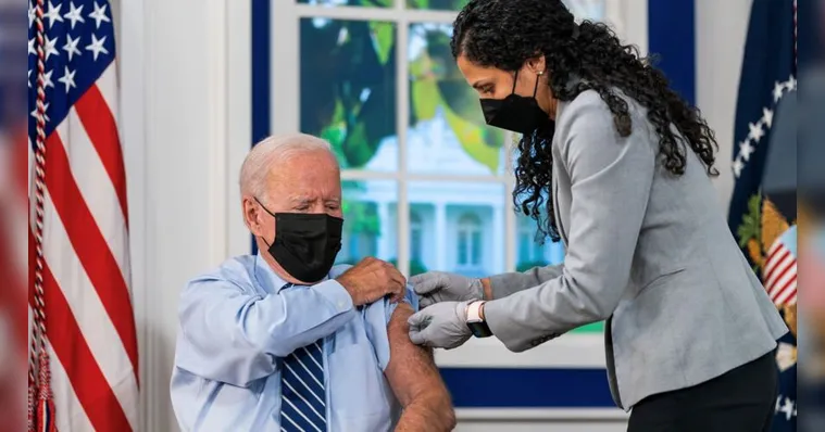 Imagem ilustrativa da notícia Joe Biden recebe 3ª dose da vacina contra a Covid-19