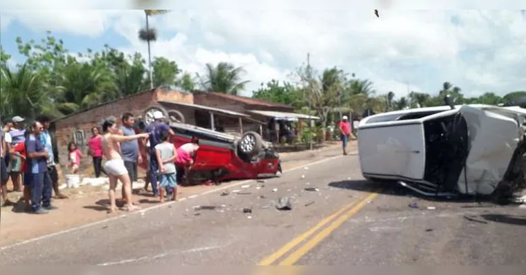 Imagem ilustrativa da notícia Vídeo: carros capotam após acidente em estrada paraense