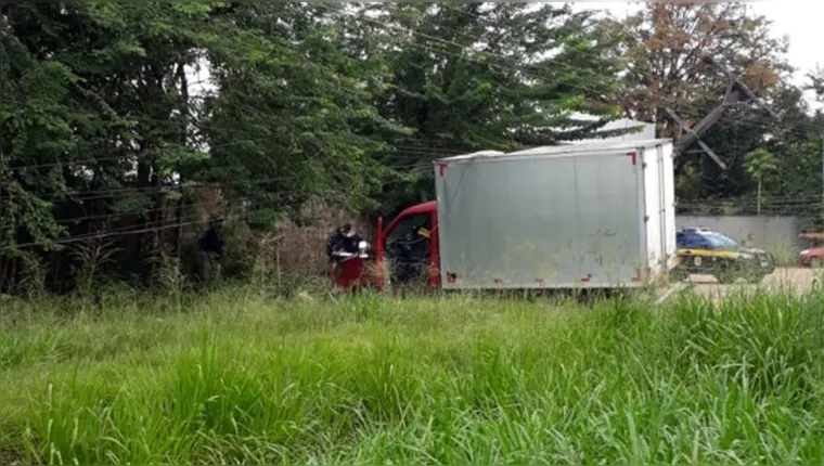 Imagem ilustrativa da notícia Vídeo: caminhão perde o controle e mata homem na BR-316
