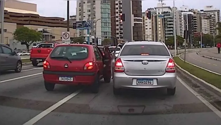 Imagem ilustrativa da notícia Vídeo: “Briga de portas” entre carros viraliza na web