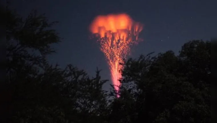 Imagem ilustrativa da notícia Vídeo: relâmpago raríssimo com "bolas de fogo" surge no céu