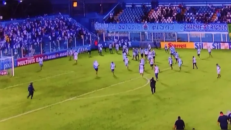 Imagem ilustrativa da notícia Torcida organizada invade o campo após 3º gol do Ituano