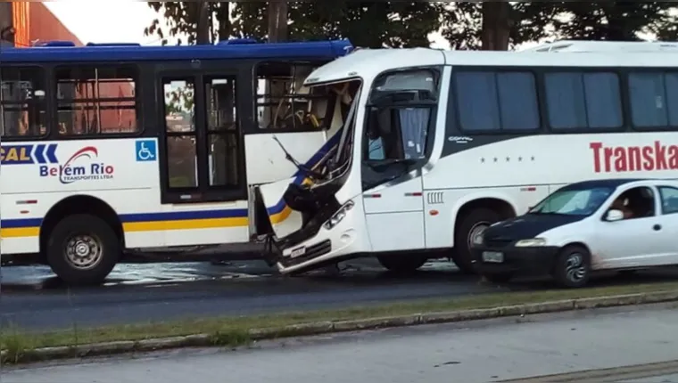 Imagem ilustrativa da notícia Vídeo: acidente entre dois ônibus fecha a Augusto Montenegro