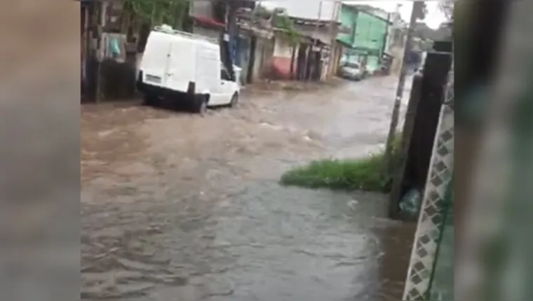Imagem ilustrativa da notícia Forte chuva deixa ruas de Belém alagadas 