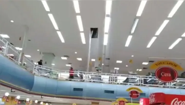 Imagem ilustrativa da notícia Vídeo: chuva destrói forro do supermercado Nazaré em Belém