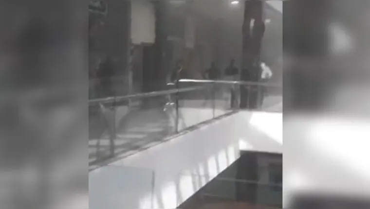 Imagem ilustrativa da notícia Vídeo: princípio de incêndio atinge loja em shopping