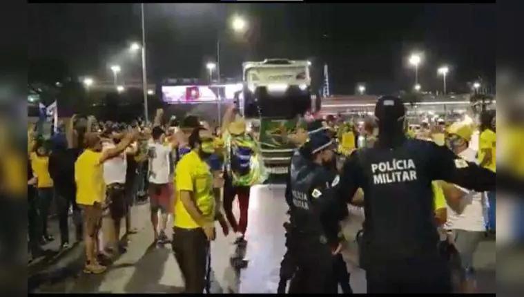 Imagem ilustrativa da notícia Vídeo: Bolsonaristas invadem Esplanada sem oposição da PM