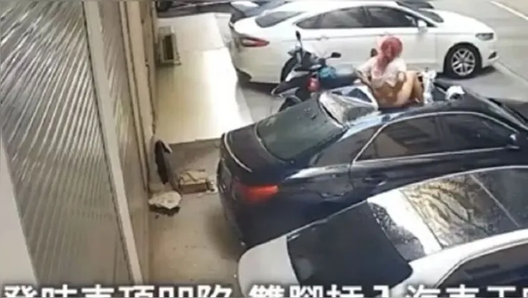 Imagem ilustrativa da notícia Vídeo: mulher cai da varanda durante sexo e destrói carro