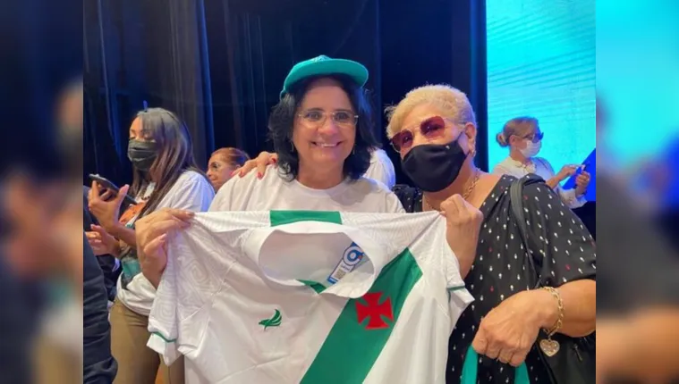 Imagem ilustrativa da notícia Ministra Damares recebe camisa da Tuna e torcida detona