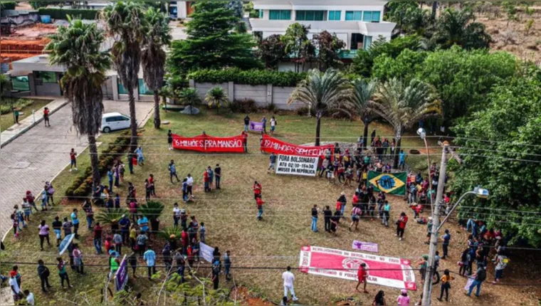 Imagem ilustrativa da notícia MTST protesta em frente à mansão de Flávio Bolsonaro