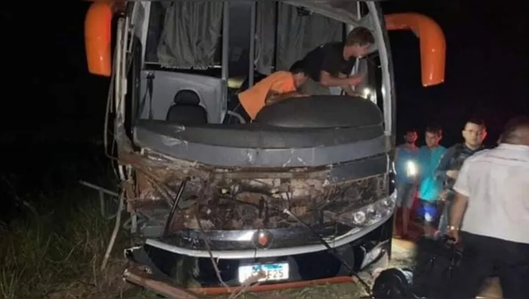Imagem ilustrativa da notícia Ônibus de turismo colide com caminhão no Pará e deixa morto
