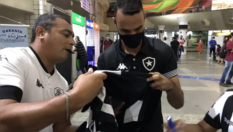 Imagem ilustrativa da notícia Com festa no aeroporto, Botafogo desembarca em Belém 