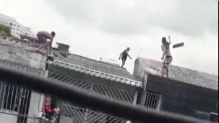 Imagem ilustrativa da notícia "Homem-aranha" rouba e escapa de linchamento pelo telhado