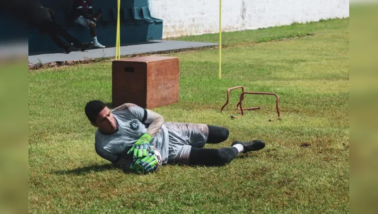 Imagem ilustrativa da notícia Goleiro Vinicius sofre lesão e está fora dos próximos jogos