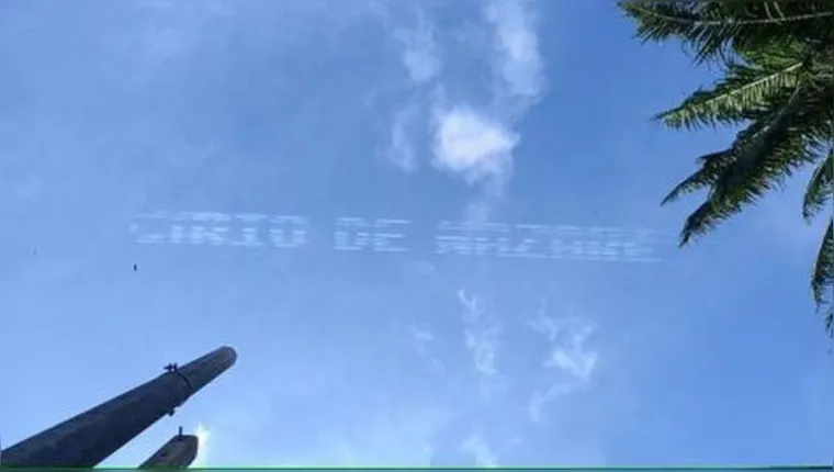 Imagem ilustrativa da notícia Vídeo: Esquadrilha da Fumaça escreve mensagem no céu