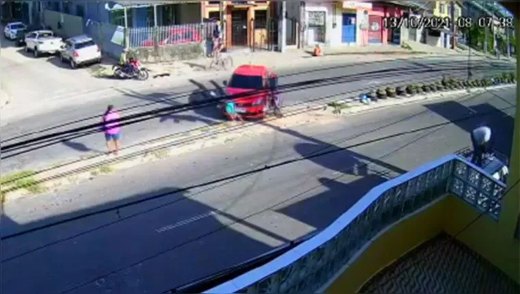 Imagem ilustrativa da notícia Vídeo: homem causa acidente, apanha e tem carro depredado 