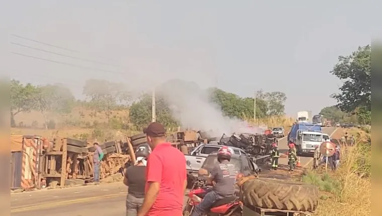 Imagem ilustrativa da notícia Vídeo:
carreta bitrem pega fogo após acidente no Pará