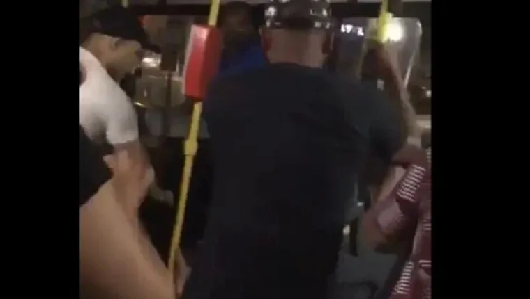 Imagem ilustrativa da notícia Vídeo: agressor de mulher é espancado dentro de ônibus