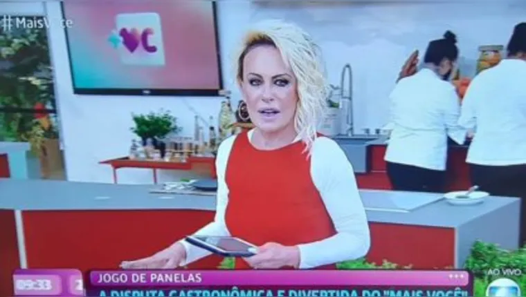 Imagem ilustrativa da notícia De vermelho, Ana Maria aparece ao som de "Que País é Este?"